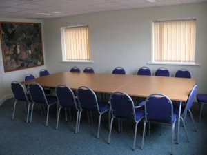 A picture of the small meeting room with a meeting table